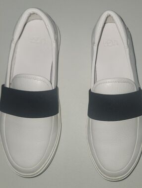 UGG Chayze Leather Slip-On sneakers in white with a black elastic strap. Size 7